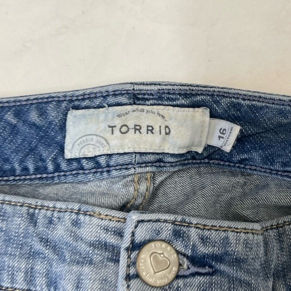 Torrid Boyfriend Distressed Lightwash Jeans Size 16 - Picture 5 of 8